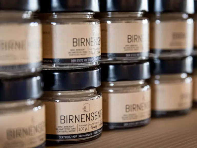 Mehrere Gläser Birnensenf vom Stotz Hof nebeneinander aufgestellt